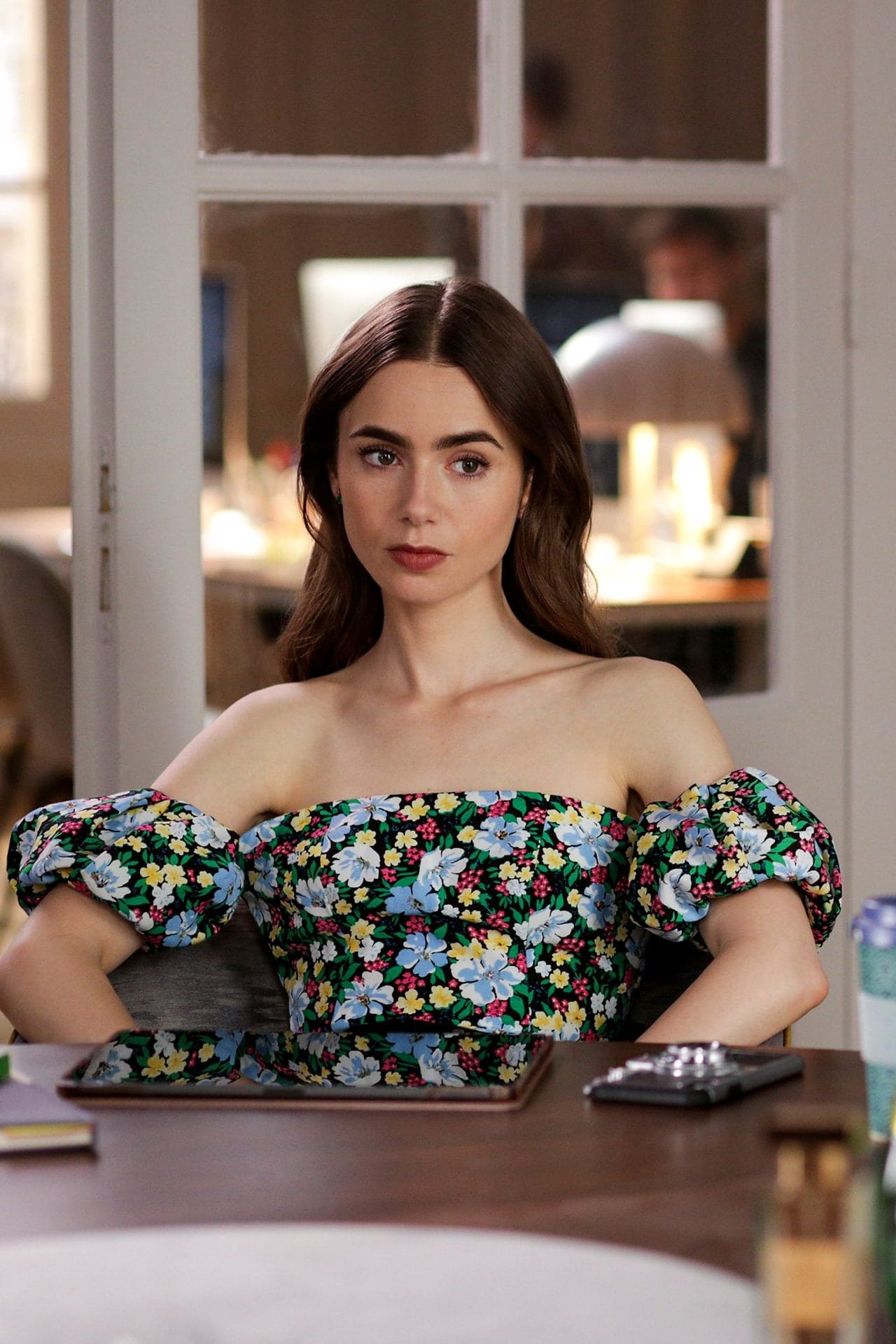 emily-in-paris-escena